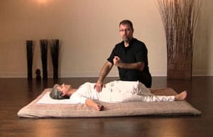 Stephan Evien en pleine pratique de shiatsu